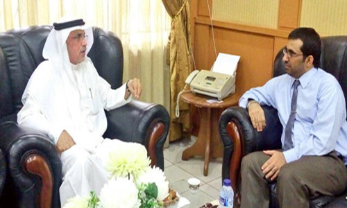  السفير أثناء استماعه للحبابي