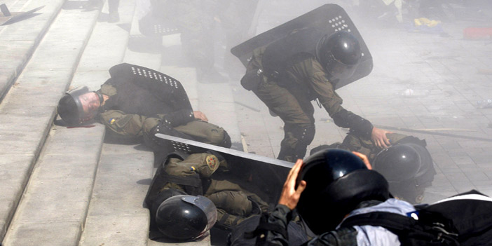  إصابات واختناقات مباشرة لعناصر الشرطة أمام البرلمان في كييف