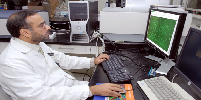  د.خالد أبوخبر في المختبر