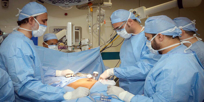  الفريق الطبي داخل غرفة العمليات