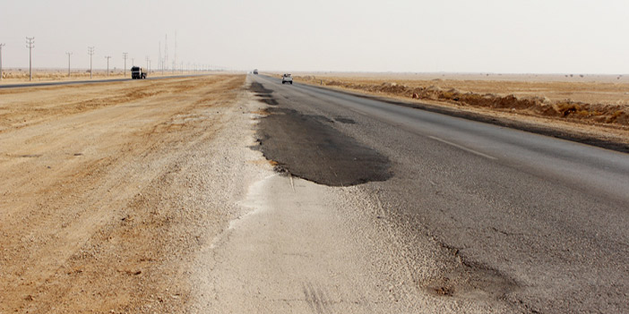  طريق السليل - العجلية الأسفلت متهالك وصيانته غير جيدة