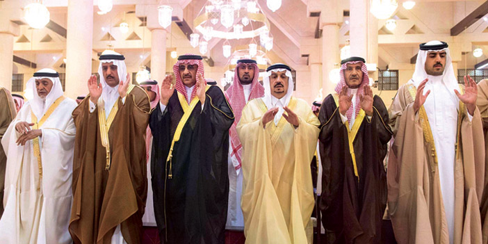 الأمير أحمد ونائب خادم الحرمين يؤديان صلاة الميت على الأميرة نوف 