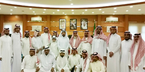  د. الثويني يتوسط الإعلاميين