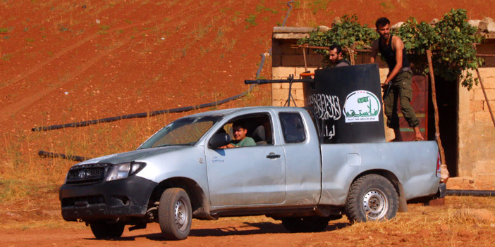  مجموعة من مقاتلي المعارضة يتصدون لمقاتلي داعش بإحدى المناطق السورية