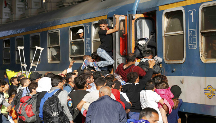  مهاجرون يحاولون ركوب قطار بودابست المتجه إلى النمسا بعد السماح لهم
