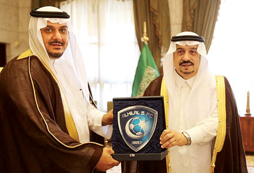  الأمير نواف بن سعد يقدم درع الهلال التذكاري لسمو أمير المنطقة