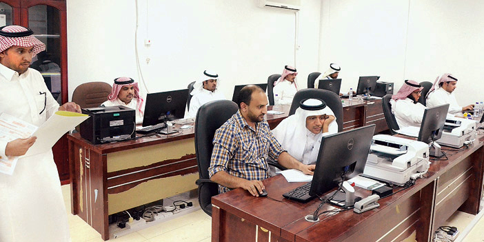  أبو راس متابعاً العمل بدقة في إحدى اللجان