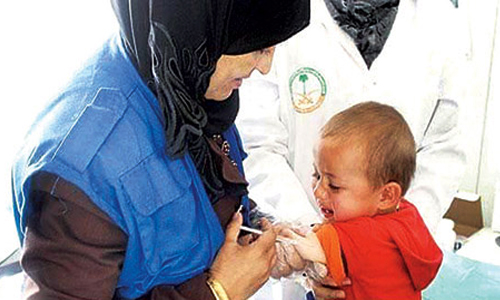 العيادات التخصصية السعودية تقدم اللقاحات لـ(440) لاجئاً في الزعتري 