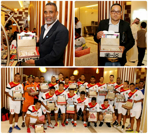 افراد منتخب تيمور يتفاعلون مع هدية رياضي 