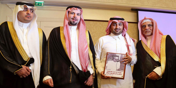  الأمير عبدالله بن سعد يسلم الأستاذ سعد القرني مدير العلاقات العامة والإعلام في «إخاء» درعاً تكريمياً