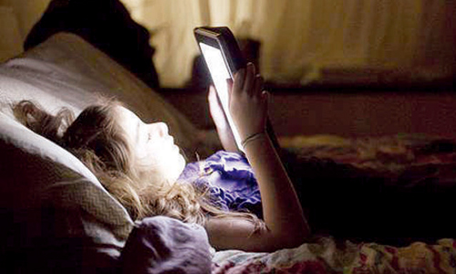 ضوء الهواتف يخفض هرمون النوم عند الأطفال 
