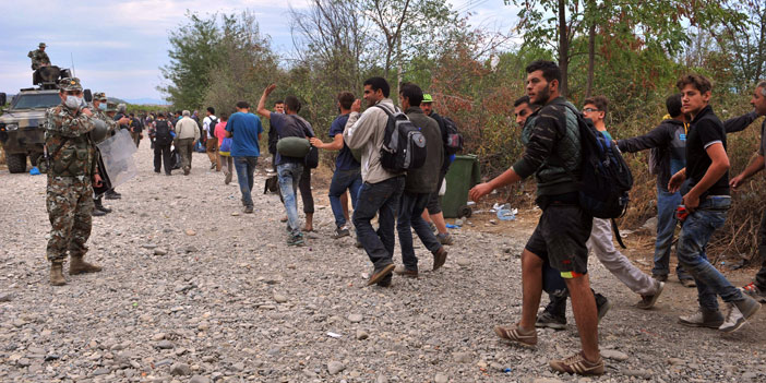  مجموعة من اللاجئين النازحين على حدود المقدونية اليونانية