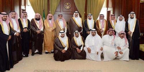  الأمير عبدالعزيز بن سعد في لقطة جماعية مع منسوبي تعليم المنطقة