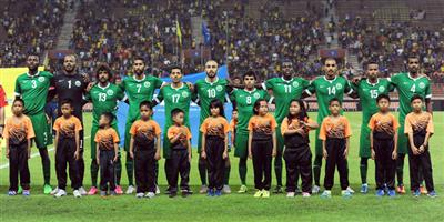 الألعاب النارية توقف مباراة الأخضر وماليزيا 