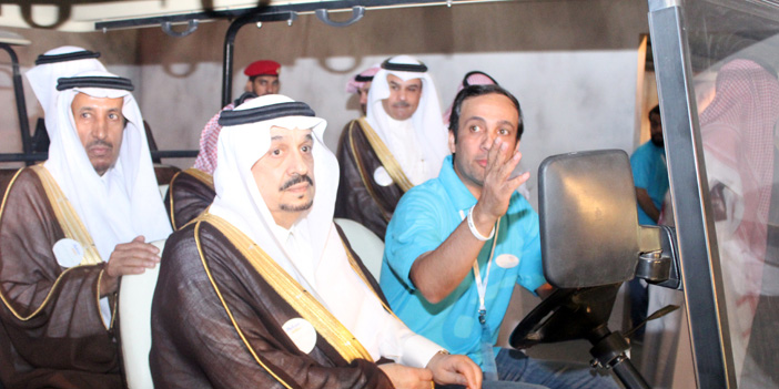  الأمير فيصل بن بندر أثناء جولته في المعرض