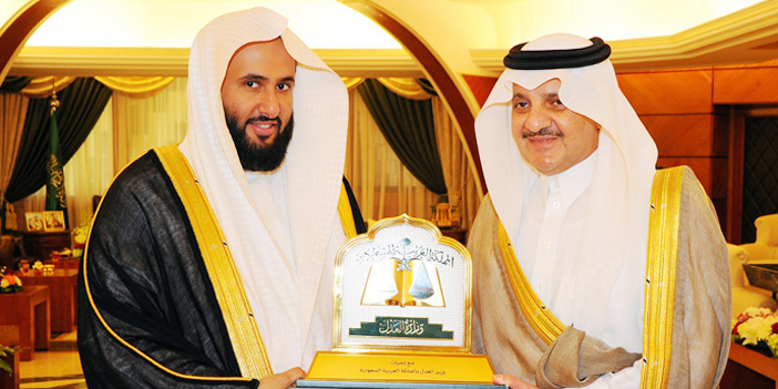  الأمير سعود بن نايف يتسلم درعا تذكاريا من الصمعاني