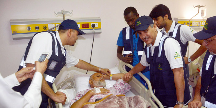 نائب وزير الصحة يزور المصابين في مستشفيات العاصمة المقدسة 