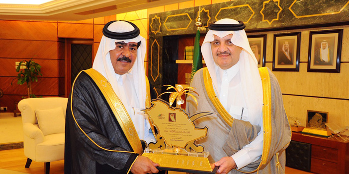  الأمير سعود بن نايف يتسلم درعا تذكاريا من الخليوي