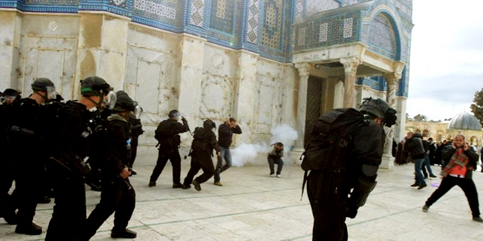  قوات الشرطة الإسرائيلية تقتحم المسجد الأقصى وتشتبك مع المصلين