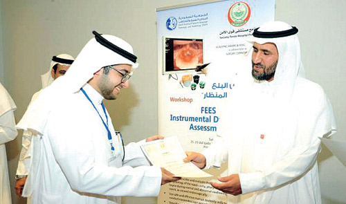  د. اليحيى يسلم شهادات الدورة