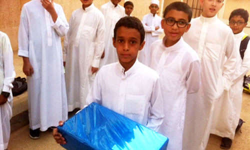 متوسطة جبل طويق بالرياض تكرِّم الطالب تركي ابن أحد جنود الحد الجنوبي 