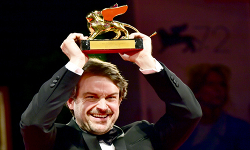  المخرج الفنزويلي لورينزو فيجاس فاز بجائزة الأسد الذهبي لأفضل فيلم عن فيلمه «ديسدي آلا» الفرنسية