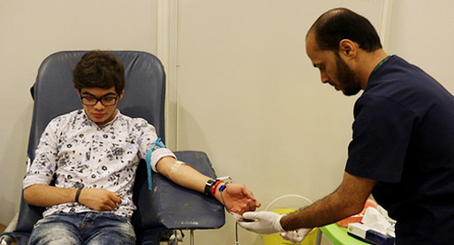  أحد الطلاب يتبرع بالدم
