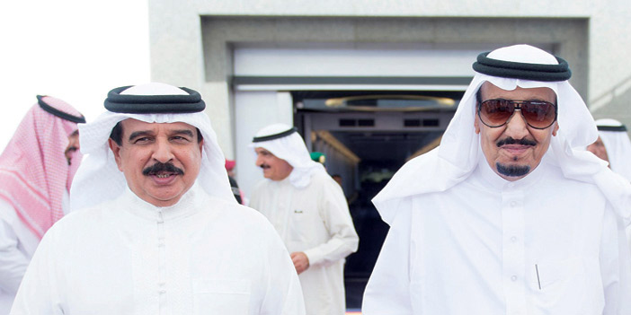 المليك في مقدمة مستقبلي ملك البحرين لدى وصوله جدة 