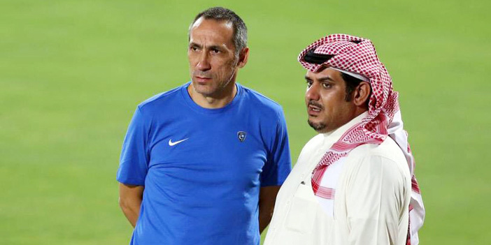  الأمير نواف بن سعد مع المدرب دونيس قبل اللقاء