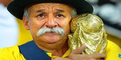 وفاة أشهر مشجعي السامبا ورمز آلام البرازيليين بعد السقوط أمام ألمانيا  