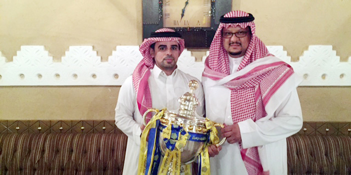  الأمير فيصل بن تركي والرشود يحملان كأس دوري جميل