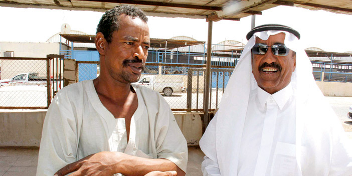  أحد الباعة يتحدث للزميل عبد الرحمن المصيبيح