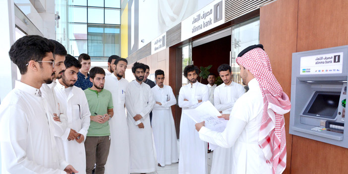  من زيارة طلبة كلية العمارة والتخطيط بجامعة الملك سعود لفروع مصرف الإنماء