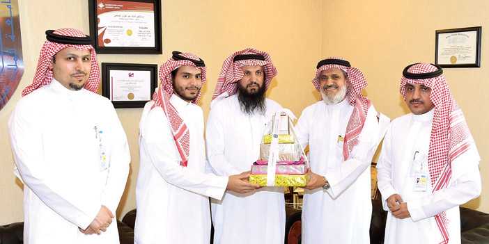 «طبية» جامعة الملك سعود تكرم الشاب مشاري الوزيه المتبرع بجزء من كبده لطفلة 