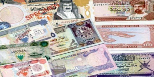 «فيتش» تستبعد فك ارتباط العملات الخليجية بالدولار 