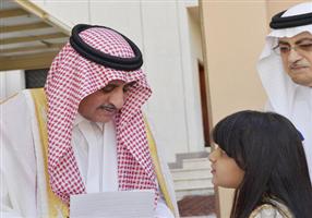 الأمير فهد بن سلطان يتكفل بتسديد ديون أسرة طفلة 