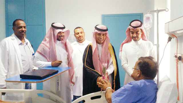 القحطاني يعايد مرضى مستشفى الملك خالد بالخرج 