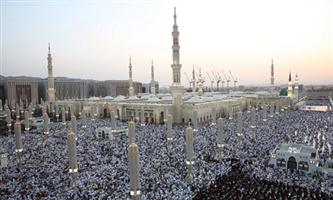 أكثر من مليون مصل يؤدون صلاة العيد بالمسجد النبوي الشريف 