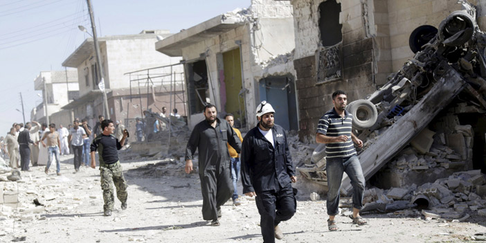  مواطنون يحاولون إنقاذ ضحايا القصف الجوي لقوات الأسد