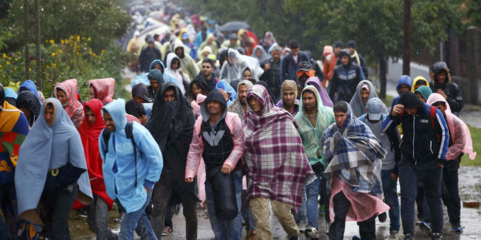  عشرات الآلاف من المهاجرين يسيرون عبر الحدود النمساوية