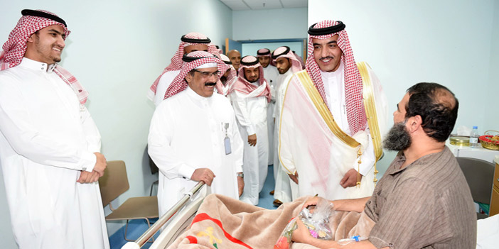  نائب محافظ الرس ومدير المستشفى في زيارة مريض