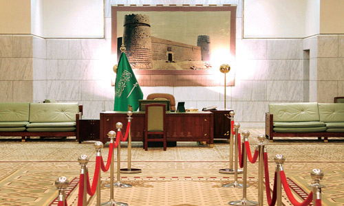 أمير منطقة الرياض يخصص من وقت الدوام يومياً لاستقبال 100 مواطن ومقيم 