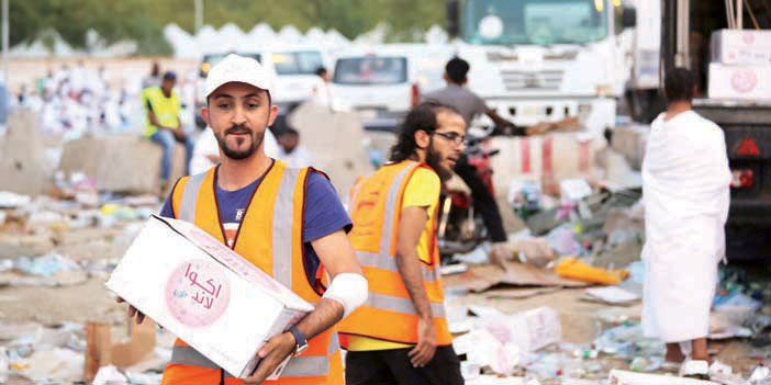أول فريق تطوعي سعودي يوزع 150 ألف عبوة من الماء والعصير على ضيوف الرحمن 