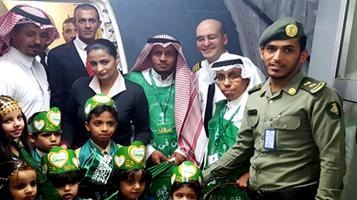 منسوبو مطار الأمير سلطان بن عبدالعزيز بتبوك يحتفون بالمسافرين 