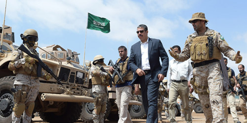  رئيس الوزراء اليمني خالد بحاح خلال زيارة لأحد مواقع قوات التحالف