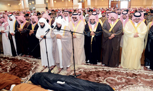 أدى صلاة الميت أمس على شهداء حادثة محافظة الشملي 