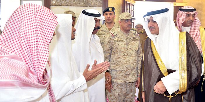  أمير تبوك يقدم واجب العزاء