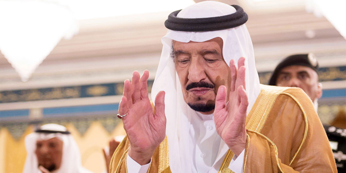  خادم الحرمين يؤدي صلاة الميت على الفقيد الأمير نواف بن عبدالعزيز