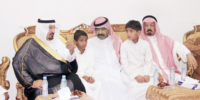 مدير عام المجاهدين بوزارة الداخلية يعزي ذوي شهيد الواجب ابن محاسن 