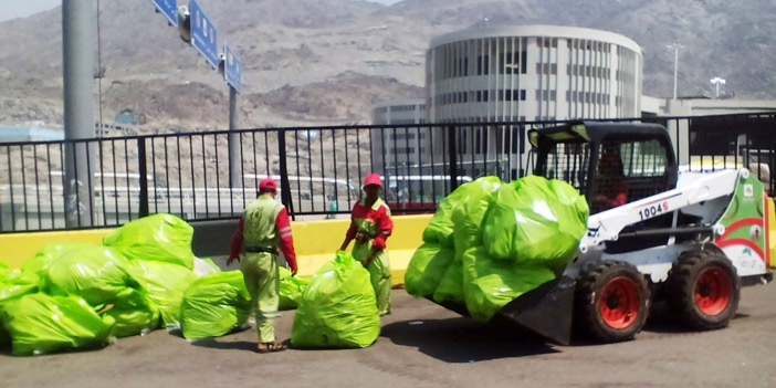  إزالة المخلفات من جوار جسر الجمرات